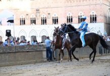 Palio di Siena, la Contrada dell’Onda vince la prima prova