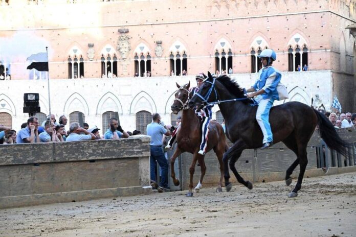 Palio di Siena, la Contrada dell’Onda vince la prima prova
