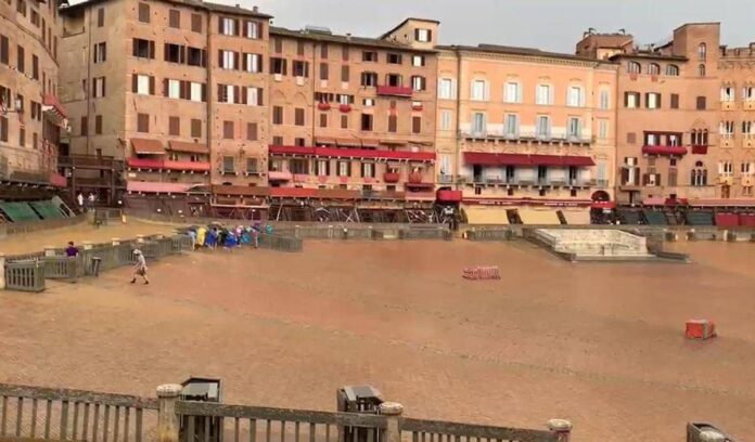 Palio di Siena, pioggia su piazza del Campo: Carriera verso nuovo rinvio