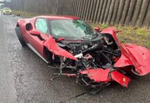 Perde il controllo sul bagnato e si schianta con la Ferrari da 300mila euro: lui illeso, l’auto a pezzi