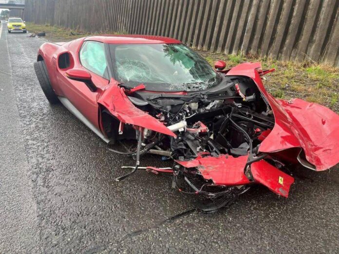 Perde il controllo sul bagnato e si schianta con la Ferrari da 300mila euro: lui illeso, l’auto a pezzi