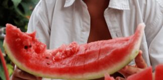 Poche calorie e tanti benefici, la ‘scoperta’ sulla buccia di anguria: “Non buttatela”