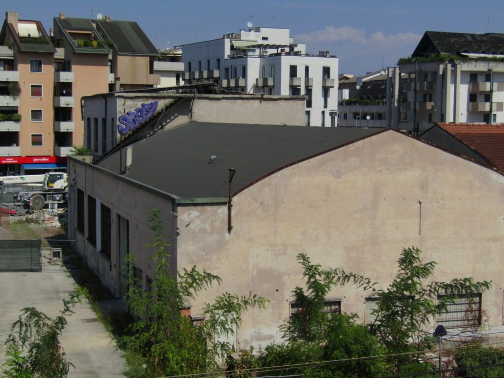 Possibile amianto nel cantiere TAV di viale Verona, copertura di un edificio in area Ferreto de Ferreti (foto Francesco Di Bella Per ViPiu.it)