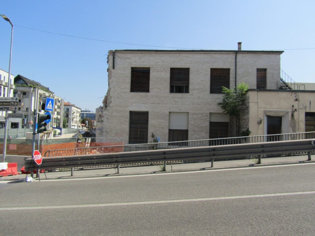 Vicenza, possibile amianto nel cantiere TAV di viale Verona adiacente al cavalcaferrovia Ferreto de Ferreti (foto Francesco Di Bella per Vipiu.it)