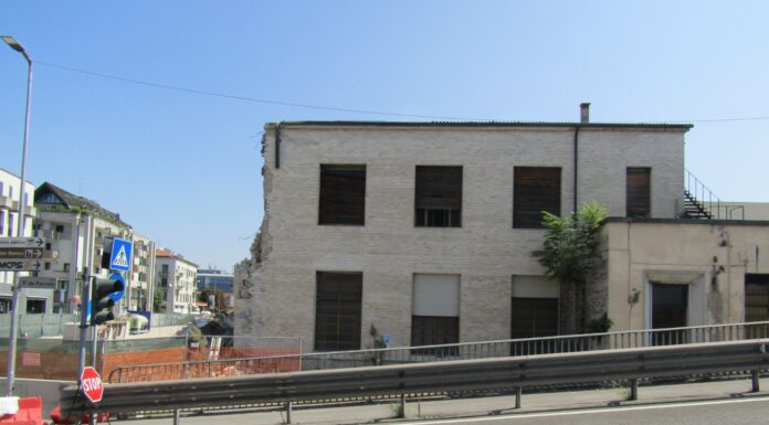 Amianto nei cantieri TAV a Vicenza, partito iter messa in sicurezza. Baldinato all’Ansa: “Domani sapremo se c’è contaminazione nell’aria” Vicenza, possibile amianto nel cantiere TAV di viale Verona adiacente al cavalcaferrovia Ferreto de Ferreti (foto Francesco Di Bella per Vipiu.it)