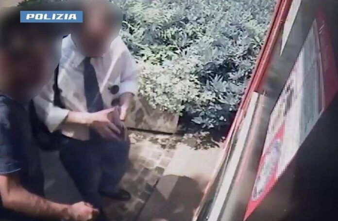 Rapina un uomo e lo costringe a prelevare al bancomat: 48enne in manette