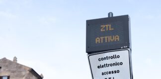 Roma, caos parcheggi quando giocano Roma e Lazio: il Campidoglio lancia ipotesi Ztl per Olimpico