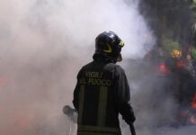 Roma, incendio a Tor di Valle: chiuso tratto della via del Mare verso Ostia. Deviazioni e lunghe code