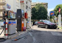 Roma, si cosparge di benzina e si dà fuoco al distributore: gravissimo un 33enne