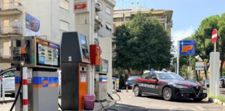 Roma, si cosparge di benzina e si dà fuoco al distributore: gravissimo un 33enne