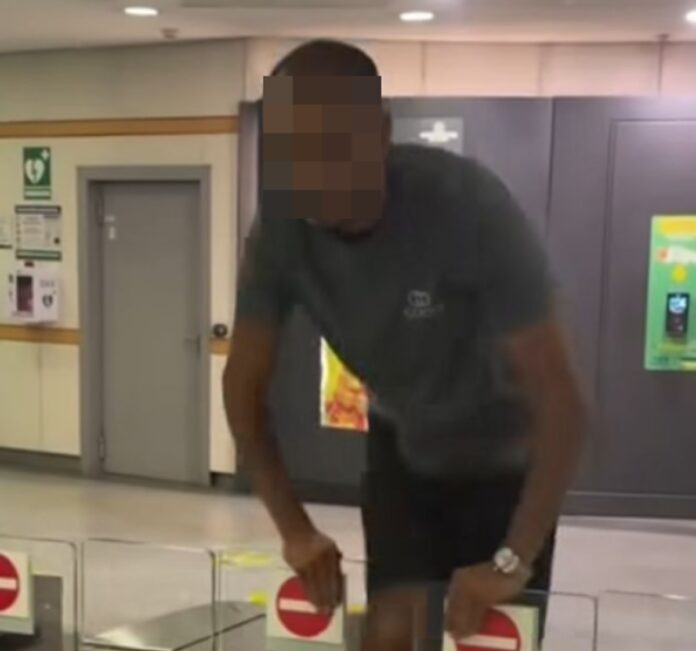 Salta i tornelli della metro e invita i follower a farlo: avviso orale del Questore all’influencer