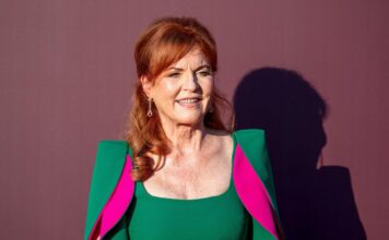 Sarah Ferguson torna nel Regno Unito dopo lo scandalo Epstein