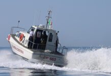 Savona, coppia in difficoltà in acqua ad Andora: bagnino si tuffa per salvarli, ma muore insieme all’uomo