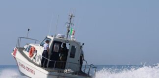 Savona, coppia in difficoltà in acqua ad Andora: bagnino si tuffa per salvarli, ma muore insieme all’uomo