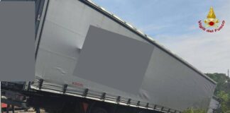 Scontro fra tir a Bari, camion sospeso nel vuoto: vivi per miracolo i due conducenti