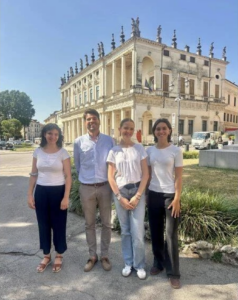 Il consigliere delegato ai gemellaggi Elia Pizzolato con le tre giovani vicentine in partenza per lo stage ad Annecy