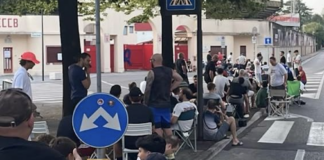 Lane e l’incrollabile fede del popolo biancorosso: notte in bianco fuori dai cancelli ma abbonamenti per i pochi non battuti dai ticket online Tifosi del Lane in fila fin dalla notte, ma pochi fortunati hanno "conquistato" l'abbonamento (foto VicenzaPiù)