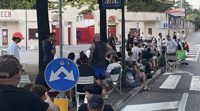 Lane e l’incrollabile fede del popolo biancorosso: notte in bianco fuori dai cancelli ma abbonamenti per i pochi non battuti dai ticket online Tifosi del Lane in fila fin dalla notte, ma pochi fortunati hanno "conquistato" l'abbonamento (foto VicenzaPiù)