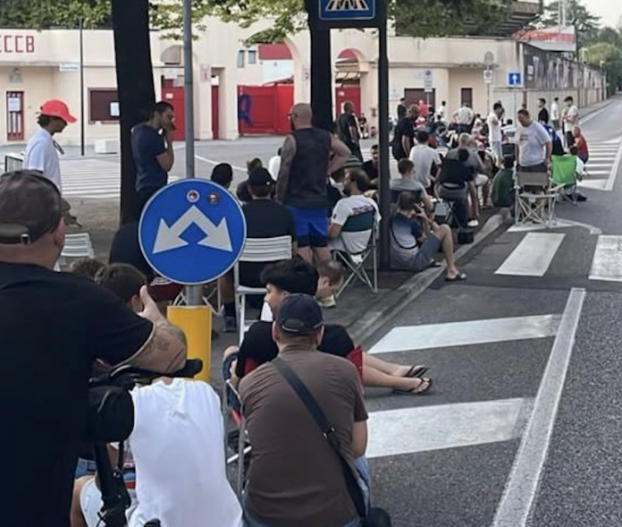Tifosi del Lane in fila fin dalla notte, ma pochi fortunati hanno "conquistato" l'abbonamento Tifosi del Lane in fila fin dalla notte, ma pochi fortunati hanno "conquistato" l'abbonamento (foto VicenzaPiù)