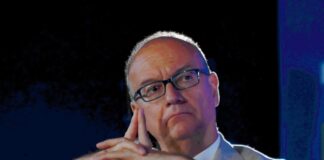 Scuola, la proposta del ministro Valditara: “Obbligo di studiare italiano per i genitori di studenti stranieri”