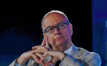 Scuola, la proposta del ministro Valditara: “Obbligo di studiare italiano per i genitori di studenti stranieri”
