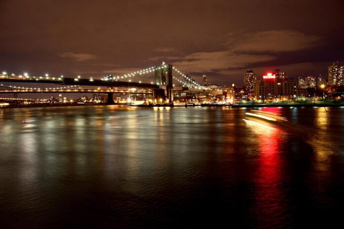 Si lancia nudo dal ponte di Brooklyn, sopravvissuto a volo di 85 metri – Guarda