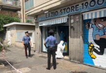Spari contro vetrina Lazio Store a Ostia, indagini in corso