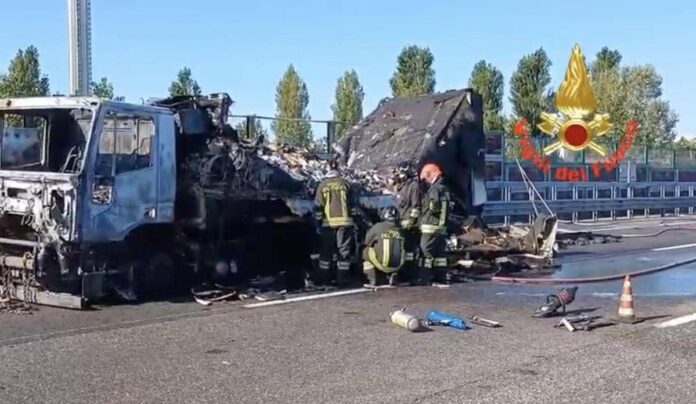 Tir in fiamme sulla Tangenziale ovest di Milano all’altezza di Rozzano, carreggiata chiusa