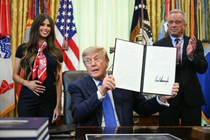 Trump cambia le ‘regole’ per i vaccini dei bambini: “Ora tassi elevati di autismo”
