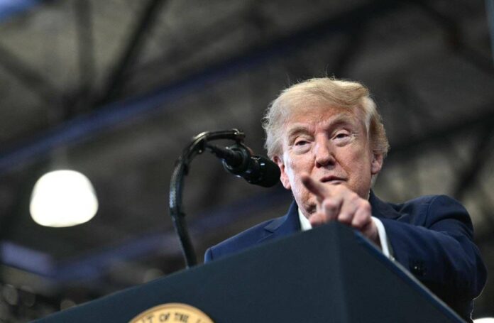 Trump e la mappa con lo Stretto di Hormuz: “Nuovo territorio Usa”. Ira di Teheran: “Illusione che correggeremo”