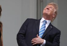 Trump, faccia a faccia con l’eclissi: occhi puntati al sole e niente occhiali