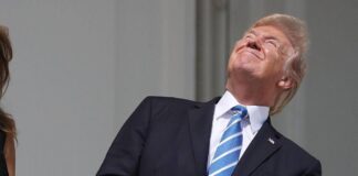 Trump, faccia a faccia con l’eclissi: occhi puntati al sole e niente occhiali