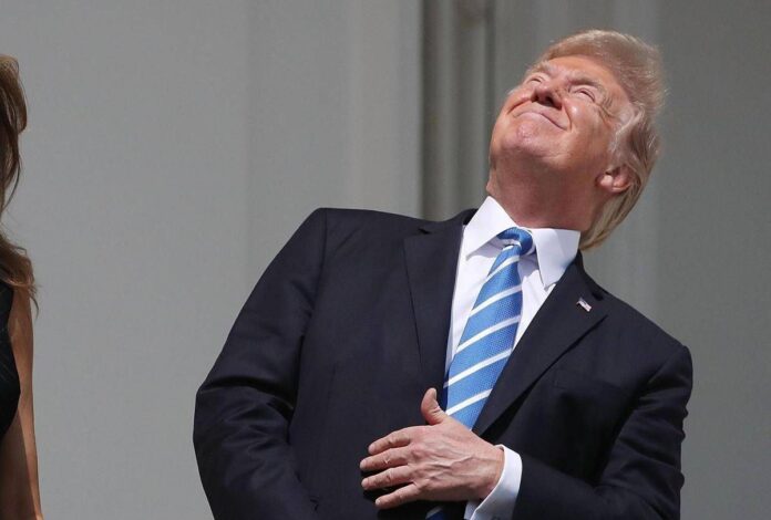 Trump, faccia a faccia con l’eclissi: occhi puntati al sole e niente occhiali
