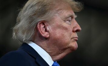 Trump ingrassato di 10 chili, il medico: “Colpa dello stress da presidenza”