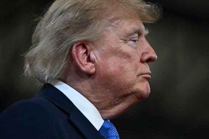 Trump ingrassato di 10 chili, il medico: “Colpa dello stress da presidenza”