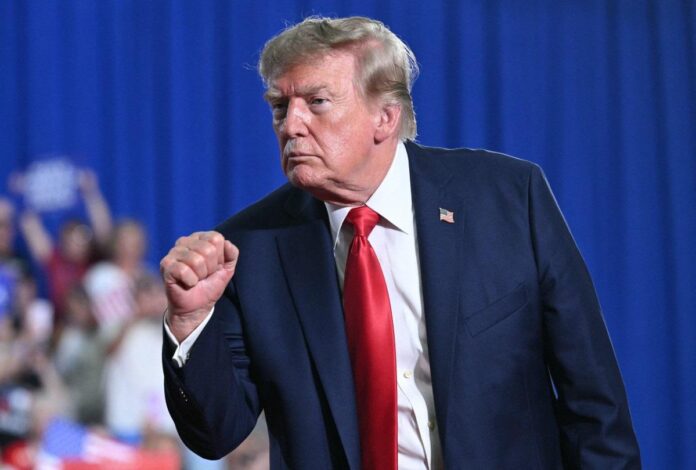 Trump, medici avvertono: “Suo peso rischio significativo per la salute”