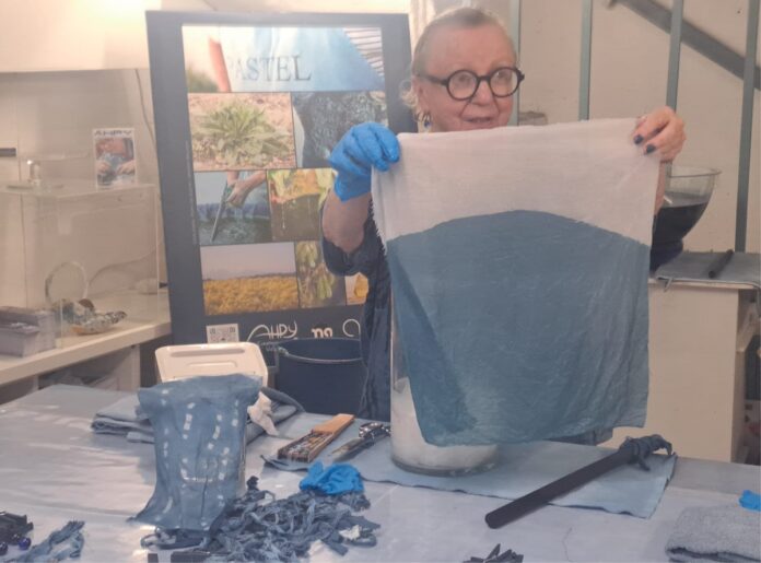 Turismo, a Tolosa tra tessuti e cosmetici la tintura ancestrale del bleu de pastel diventa esperienza