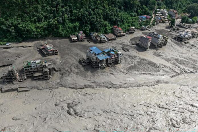 Tutto quello che sappiamo, ad oggi, dell’alluvione in Nepal e Tibet: morti, dispersi e motivi del disastro