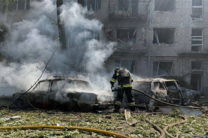 Ucraina, nuovi raid su Kiev e Zaporizhzhia. Zelensky: “Russia ha utilizzato missili balistici nordcoreani”