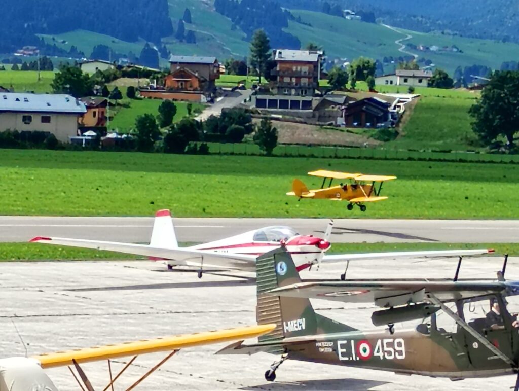 Un biplano decolla dall'aeroporto Romeo Sartori di Asiago