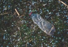 Una bottiglia incastrata nella ruota, il nuovo metodo dei ladri di auto