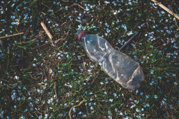 Una bottiglia incastrata nella ruota, il nuovo metodo dei ladri di auto