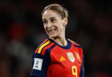 Va a giocare in Arabia, cancella dai social le foto di figlia e compagna: il ‘caso’ della calciatrice Esther Gonzalez