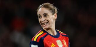 Va a giocare in Arabia, cancella dai social le foto di figlia e compagna: il ‘caso’ della calciatrice Esther Gonzalez