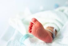 Va in ospedale con forti dolori e due ore dopo diventa mamma: la storia di Anna Wolfe, che non sapeva di essere incinta