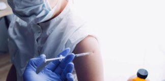 Vaccini ai bambini, tutti contro Trump: “Perderà guerra ai virus, nuovo ordine esecutivo una follia”