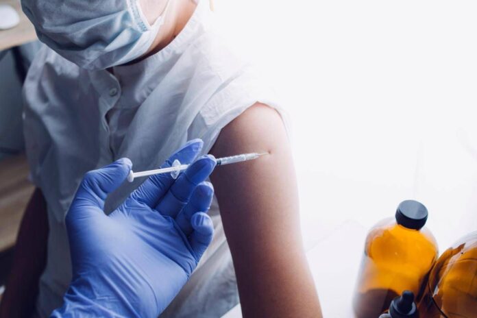Vaccini ai bambini, tutti contro Trump: “Perderà guerra ai virus, nuovo ordine esecutivo una follia”