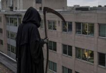 Vestito da morte sale sul tetto di un ospedale e fissa i pazienti: arrestato