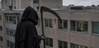 Vestito da morte sale sul tetto di un ospedale e fissa i pazienti: arrestato