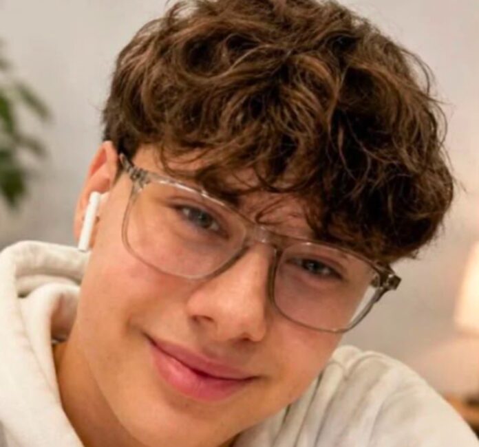 Vicenza, Leonardo Cortese muore in piscina a 19 anni: ipotesi sfida di apnea con l’amico